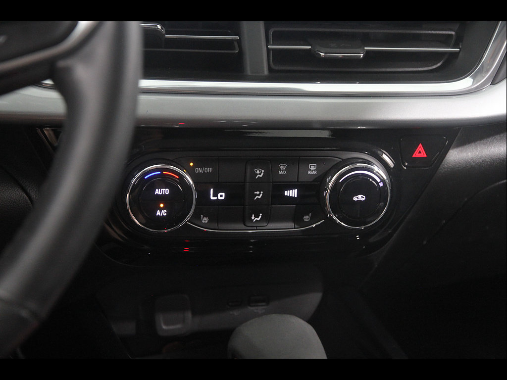Used 2025 Chevrolet Trax LT w/ LT Convenience Package FWD image 14