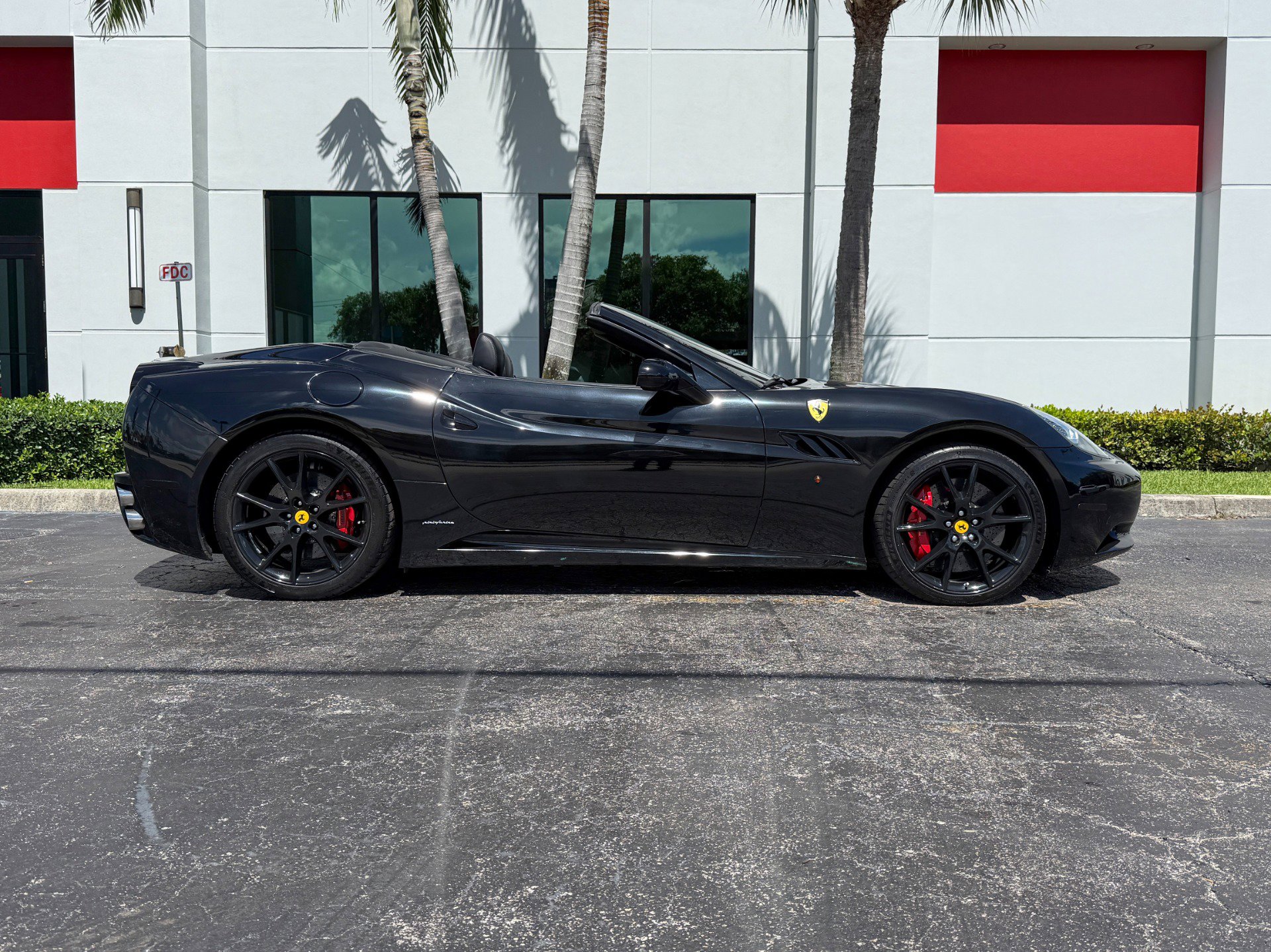 Used 2010 Ferrari California RWD image 2