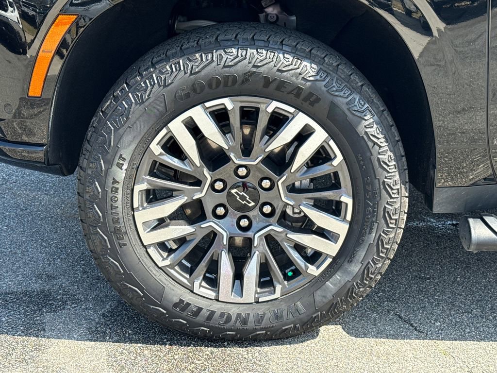 Certified 2025 Chevrolet Suburban Z71 image 11