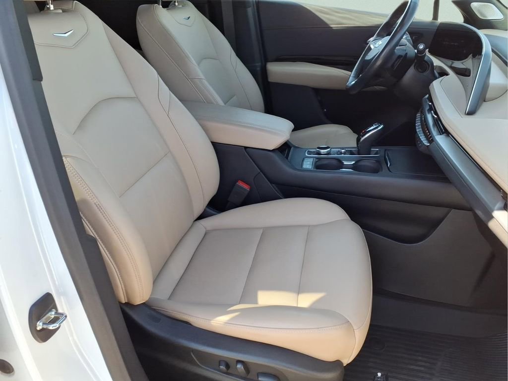 Used 2024 Cadillac XT4 Luxury w/ Cold Weather Package image 14