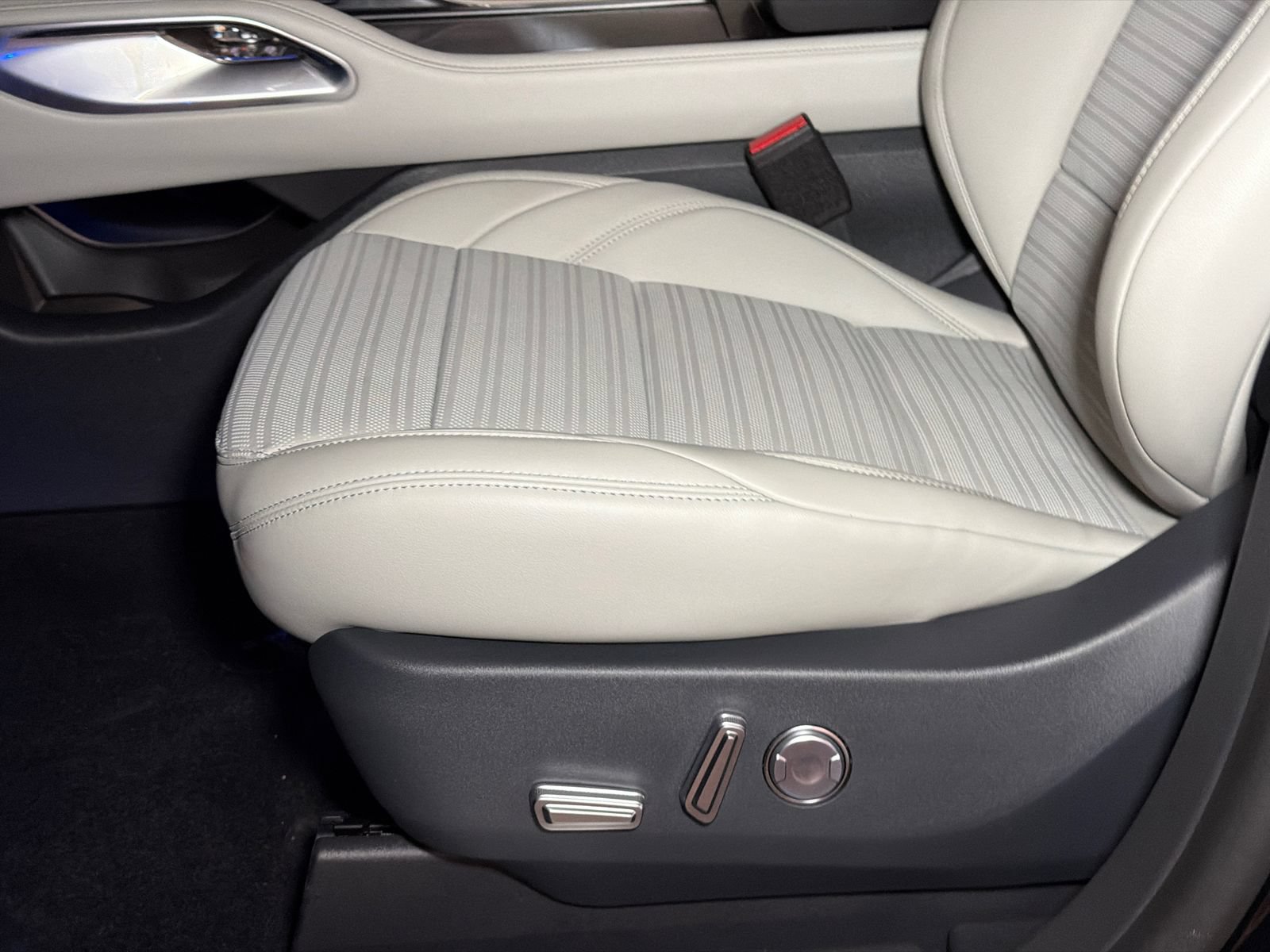 New 2026 Lincoln Nautilus Reserve w/ Jet Appearance Package AWD/4WD image 15
