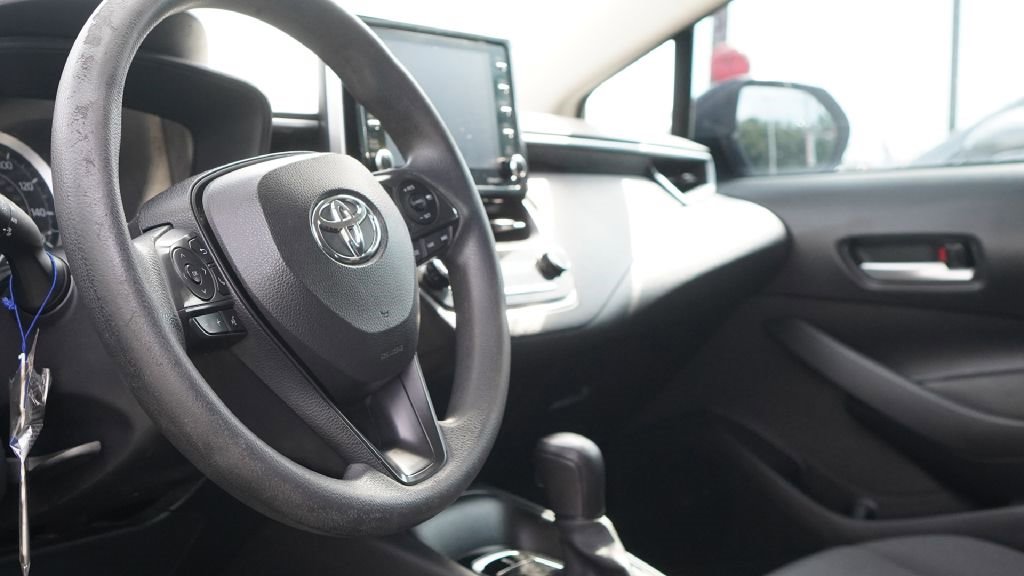 Used 2021 Toyota Corolla LE image 12