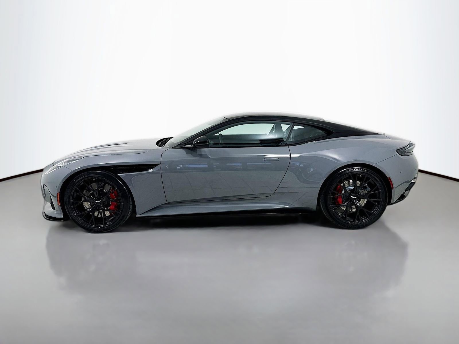 Used 2025 Aston Martin DB12 Coupe RWD image 4