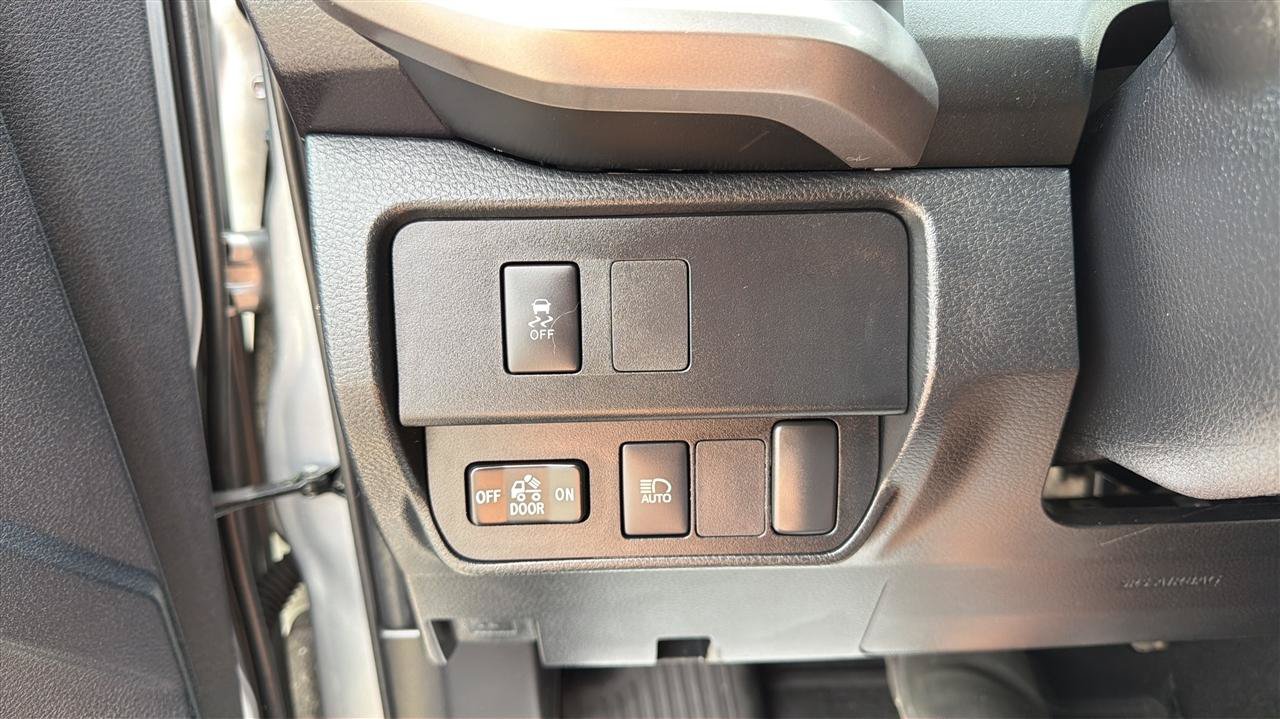 Used 2020 Toyota Tacoma SR5 w/ Blackout Package AWD/4WD image 28
