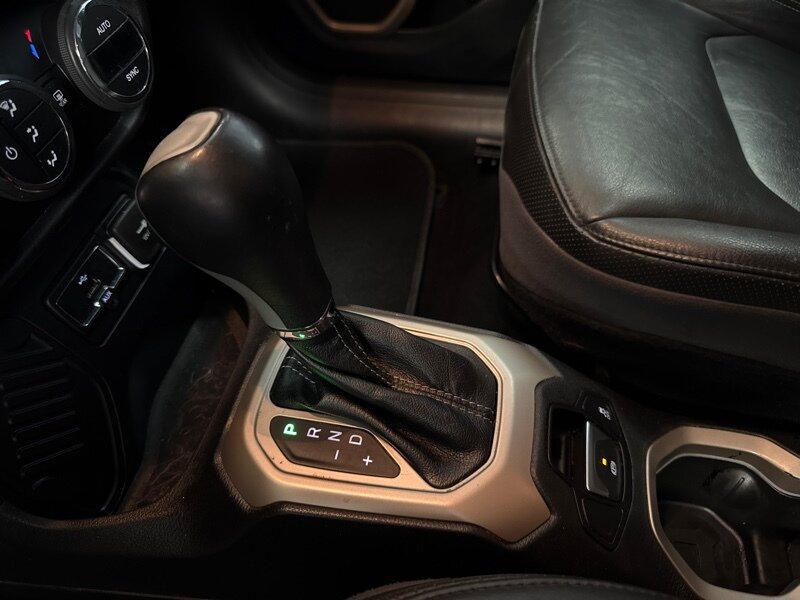 Used 2016 Jeep Renegade Limited FWD image 19