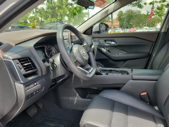 Used 2023 Nissan Rogue SV w/ SV Premium B Package FWD image 17