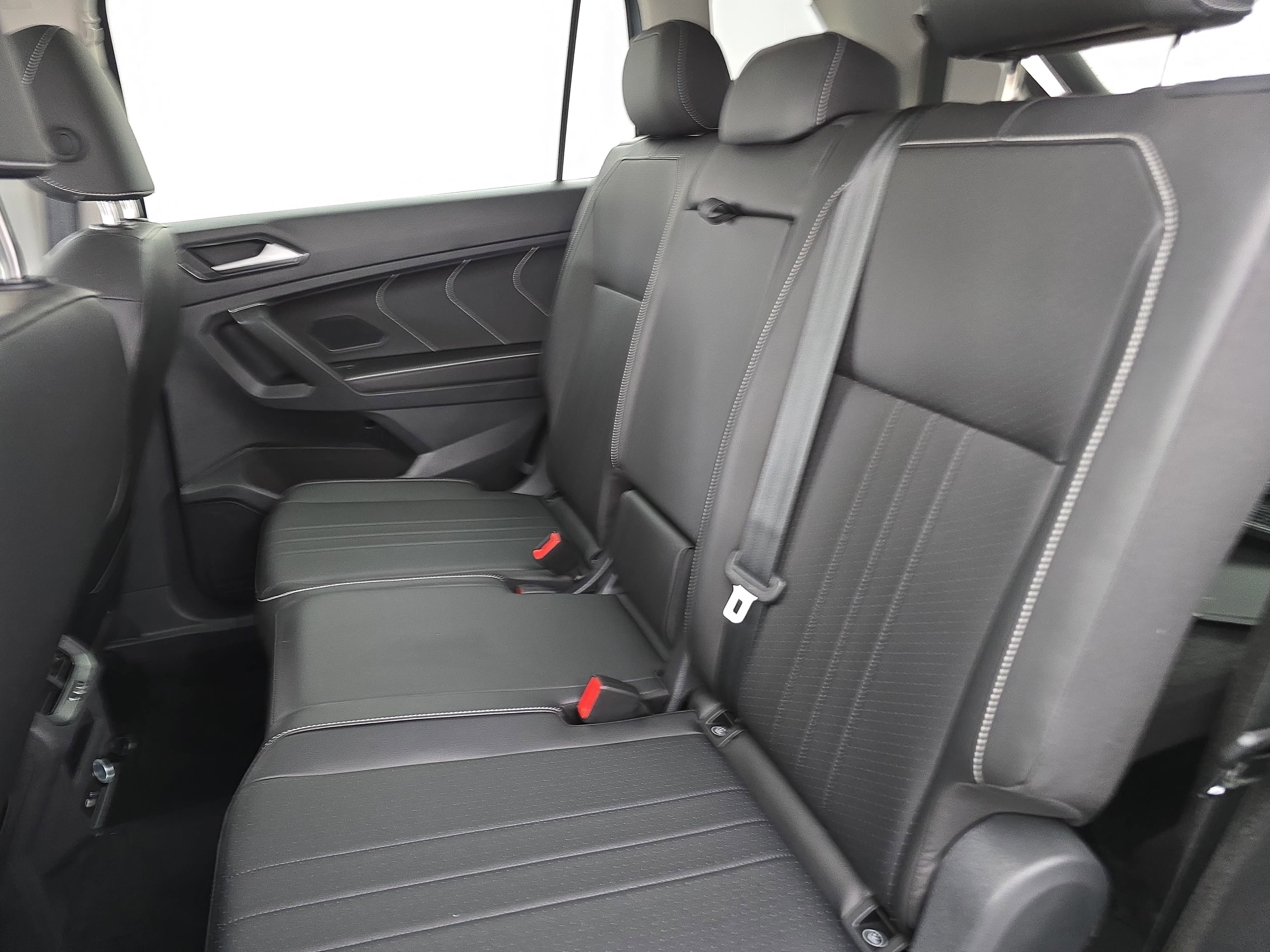 Certified 2024 Volkswagen Tiguan SE FWD image 15