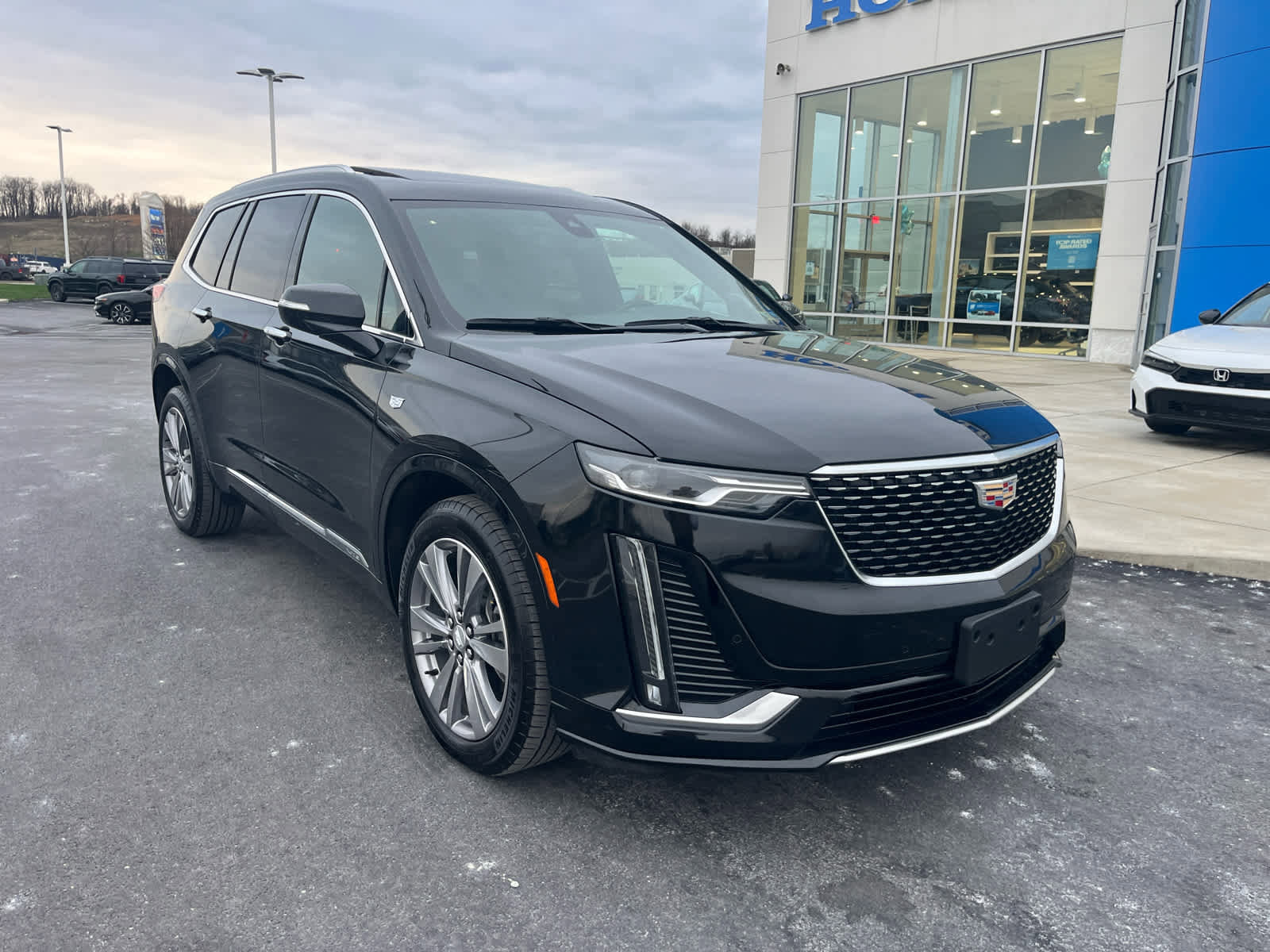 Used 2025 Cadillac XT6 Premium Luxury image 3