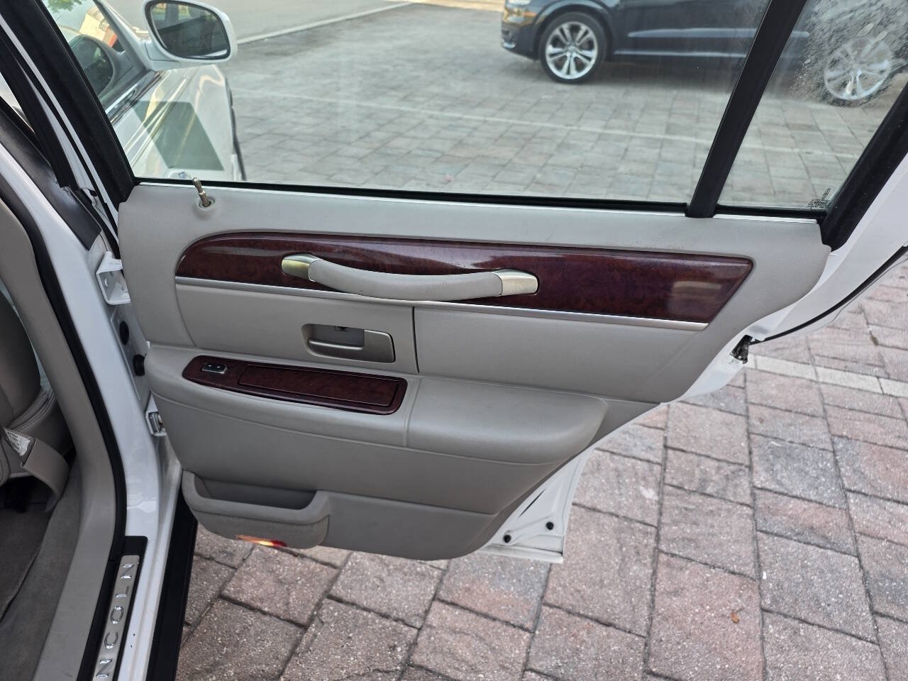 Used 2003 Lincoln Town Car Executive RWD image 11