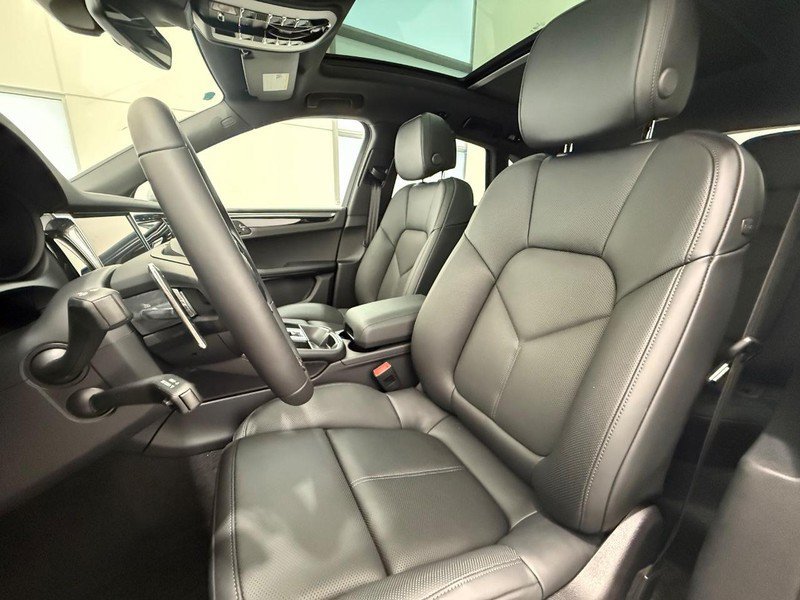New 2026 Porsche Macan AWD/4WD image 5