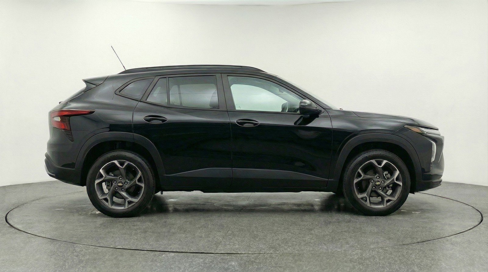 Used 2025 Chevrolet Trax LT FWD image 11