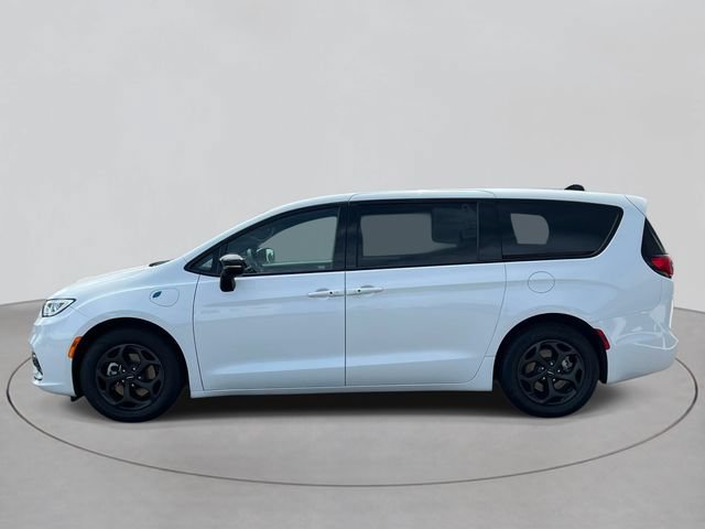 Used 2023 Chrysler Pacifica Limited w/ Uconnect Theater Family Group FWD video 2