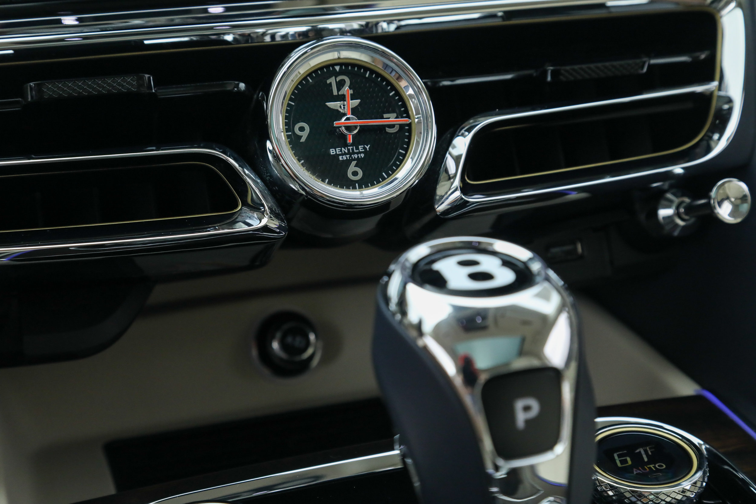Used 2022 Bentley Flying Spur Plug-In Hybrid AWD/4WD image 32
