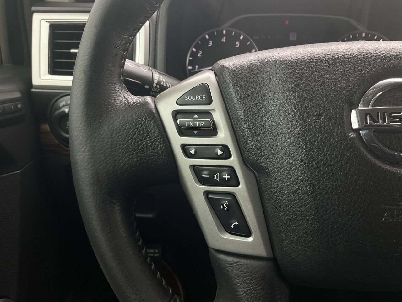 Used 2020 Nissan Titan SL w/ Moonroof Package RWD image 35