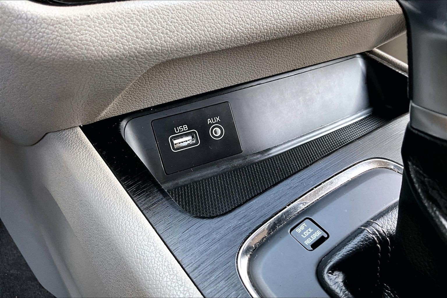 Used 2018 Kia Sedona L FWD image 24