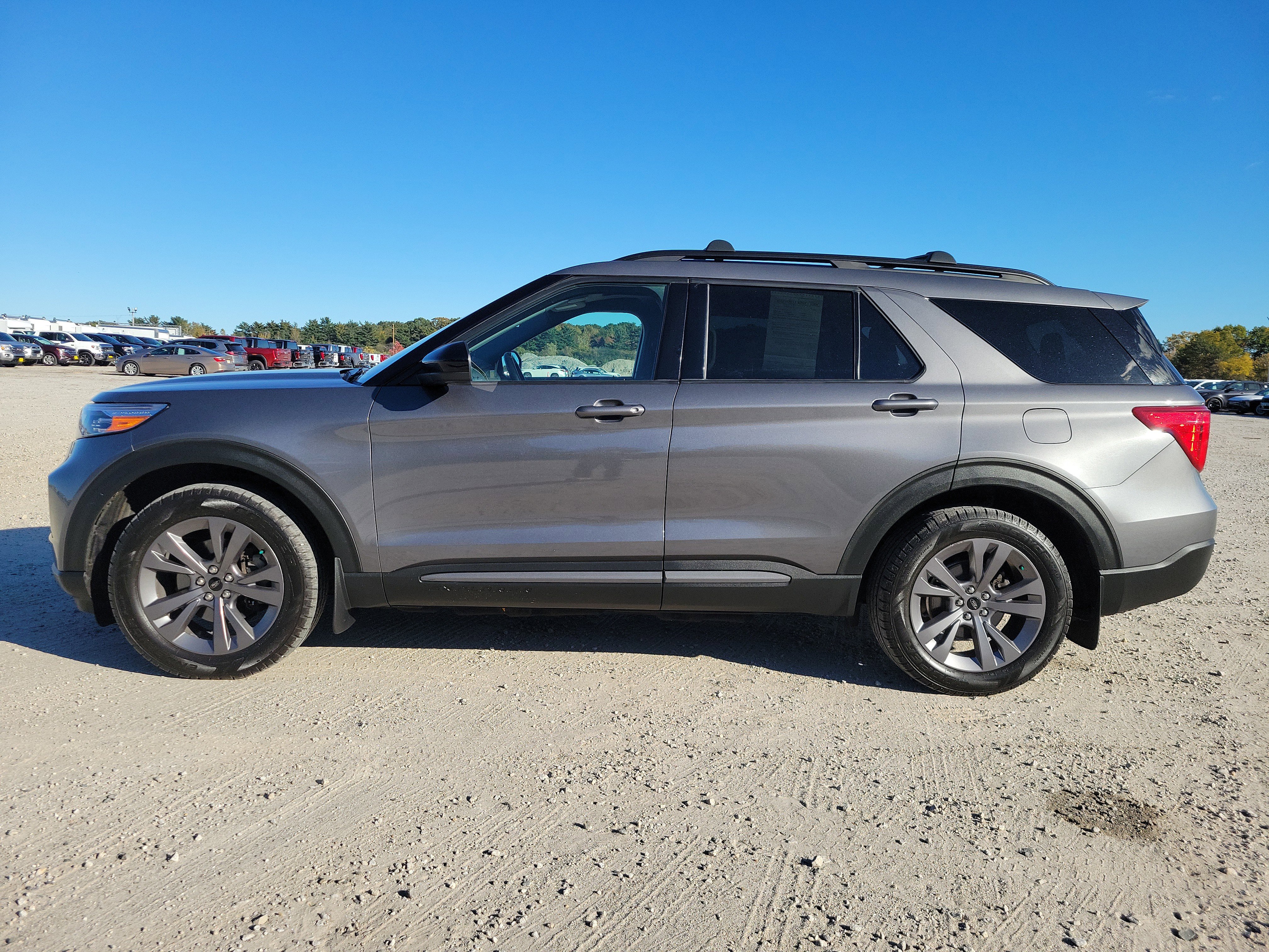 Used 2022 Ford Explorer XLT w/ Equipment Group 202A image 8
