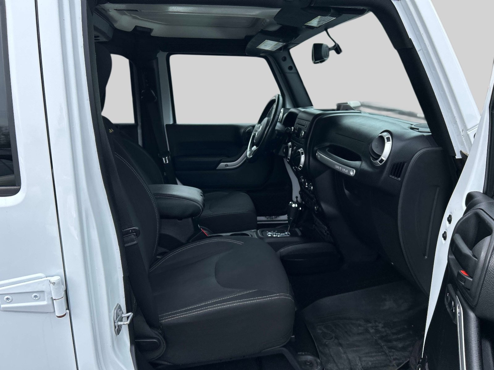 Used 2015 Jeep Wrangler Unlimited Sahara w/ Connectivity Group image 18