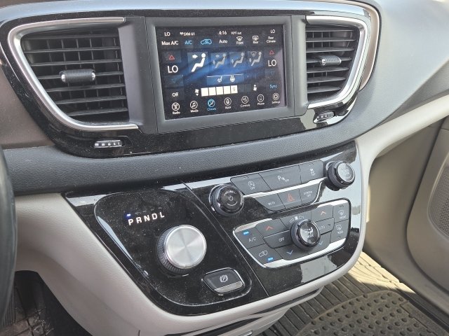 Used 2019 Chrysler Pacifica Touring-L FWD image 18