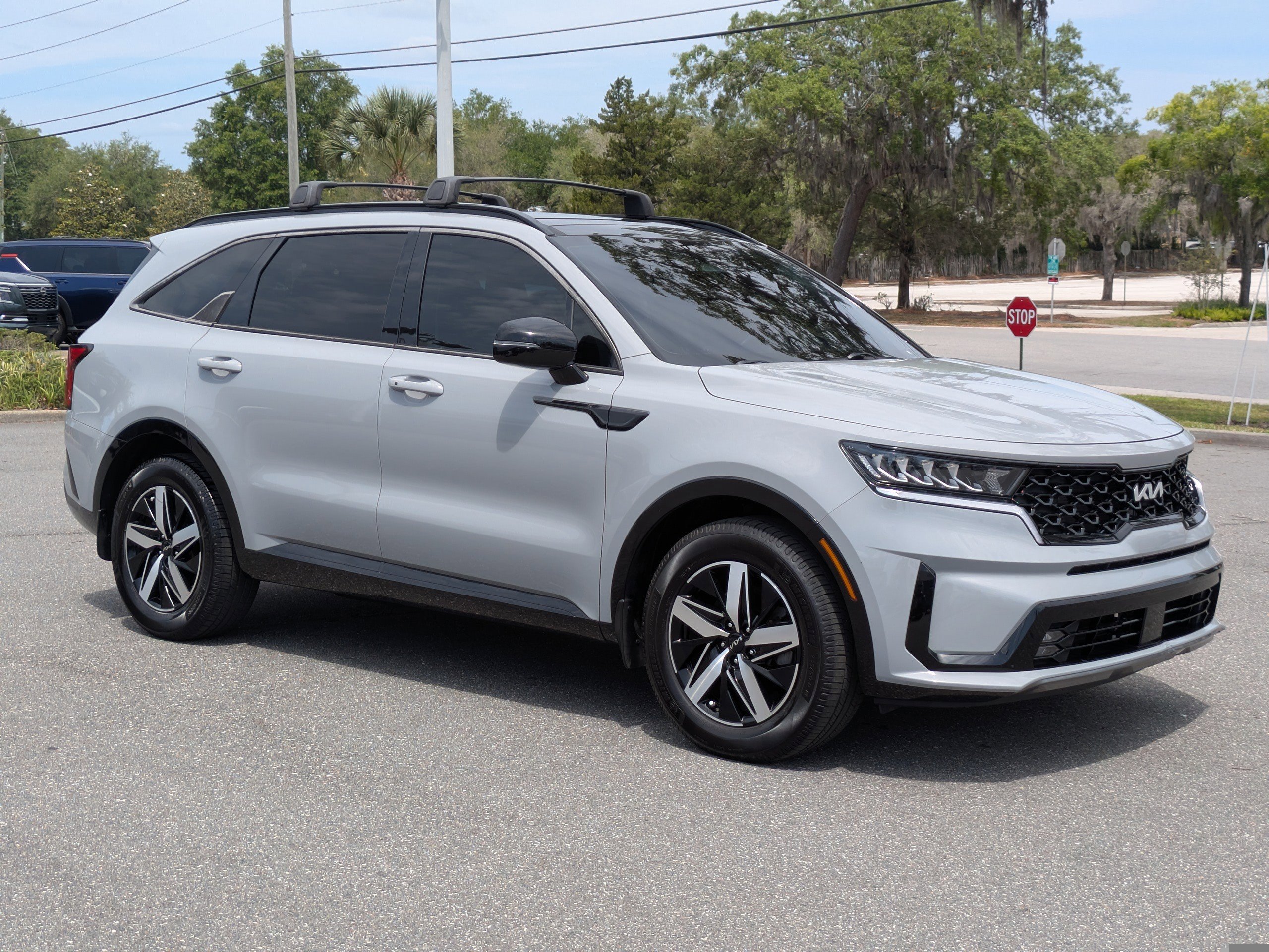 Used 2022 Kia Sorento EX w/ Panoramic Sunroof Package FWD image 2