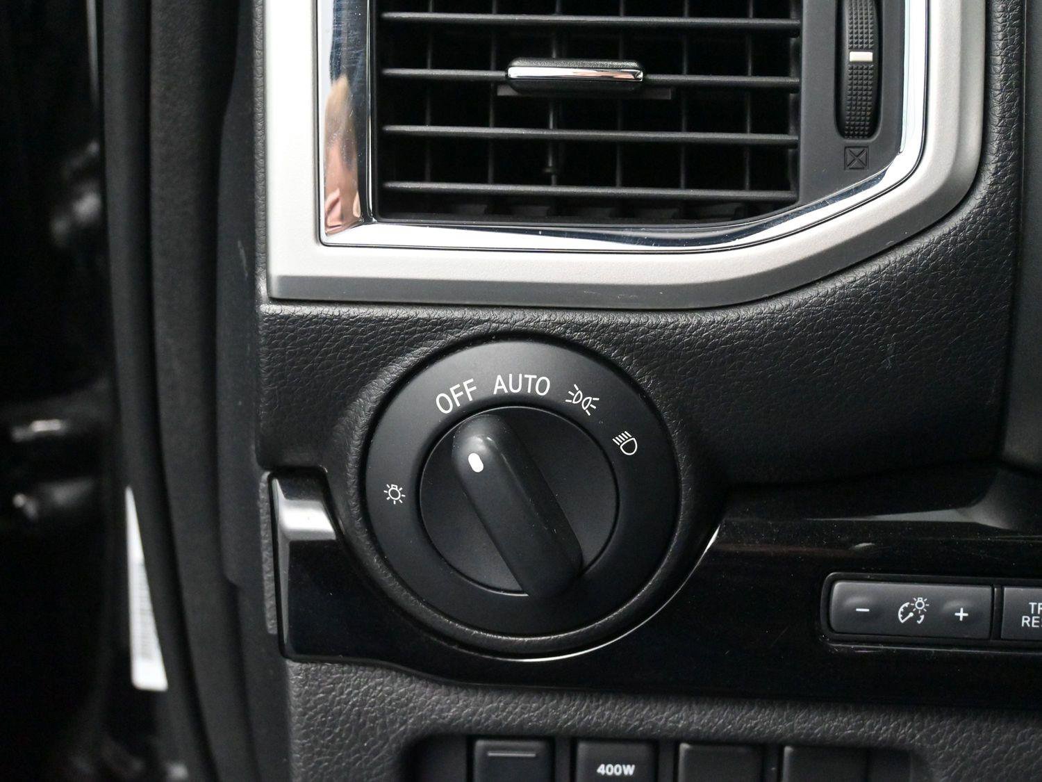 Used 2020 Nissan Titan SV w/ SV Convenience Package image 28