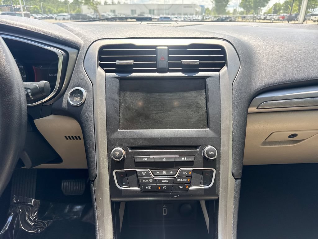 Used 2017 Ford Fusion SE w/ Fusion SE Technology Package FWD image 18