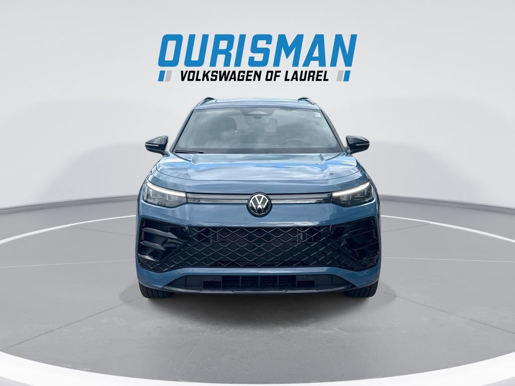 Used 2025 Volkswagen Tiguan SE R-Line AWD/4WD image 3