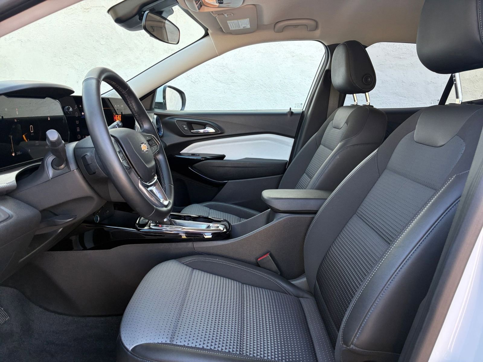 Used 2025 Chevrolet Trax LT w/ LT Convenience Package image 25