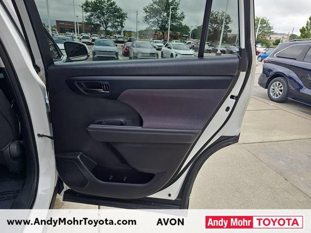 Used 2023 Toyota Highlander LE FWD image 35