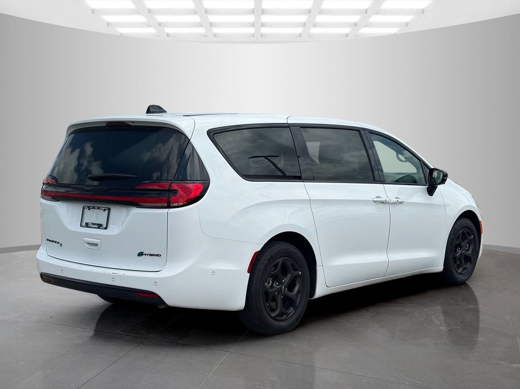 Used 2024 Chrysler Pacifica Limited FWD image 3