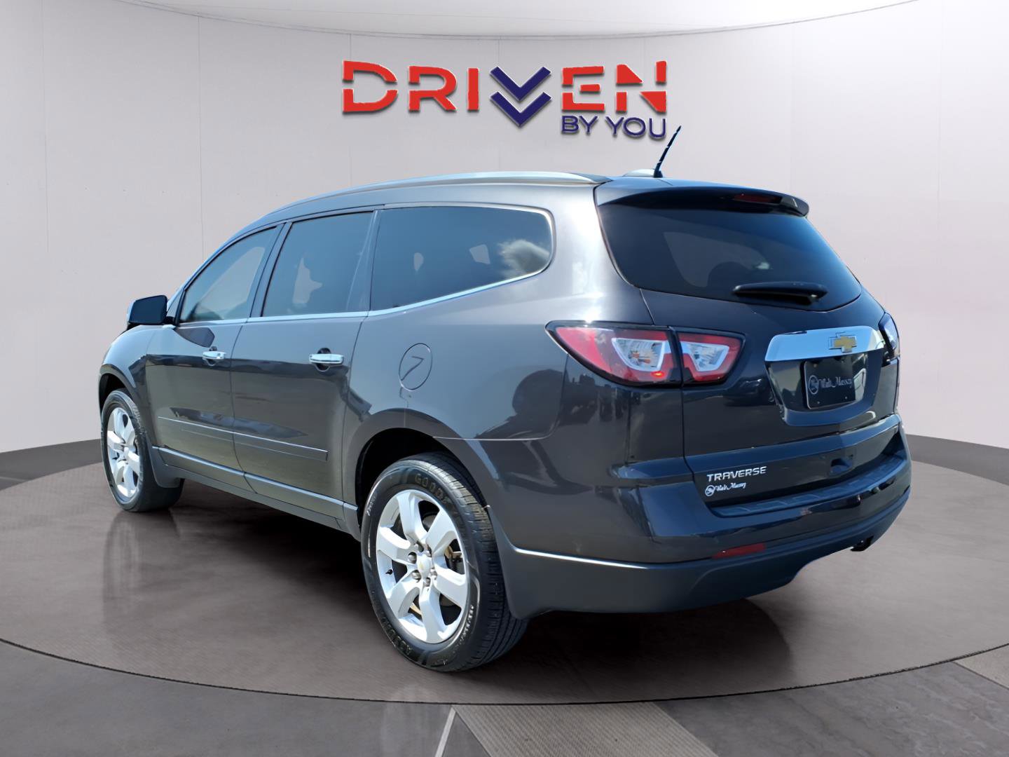Used 2017 Chevrolet Traverse LT w/ Style and Technology Package FWD image 3