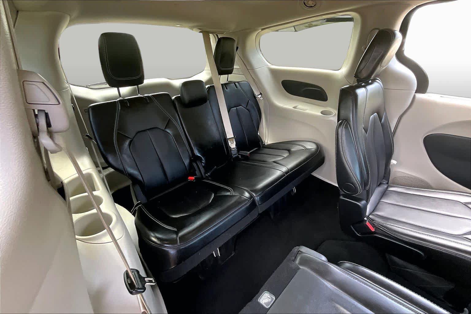 Certified 2024 Chrysler Pacifica Touring-L FWD image 35
