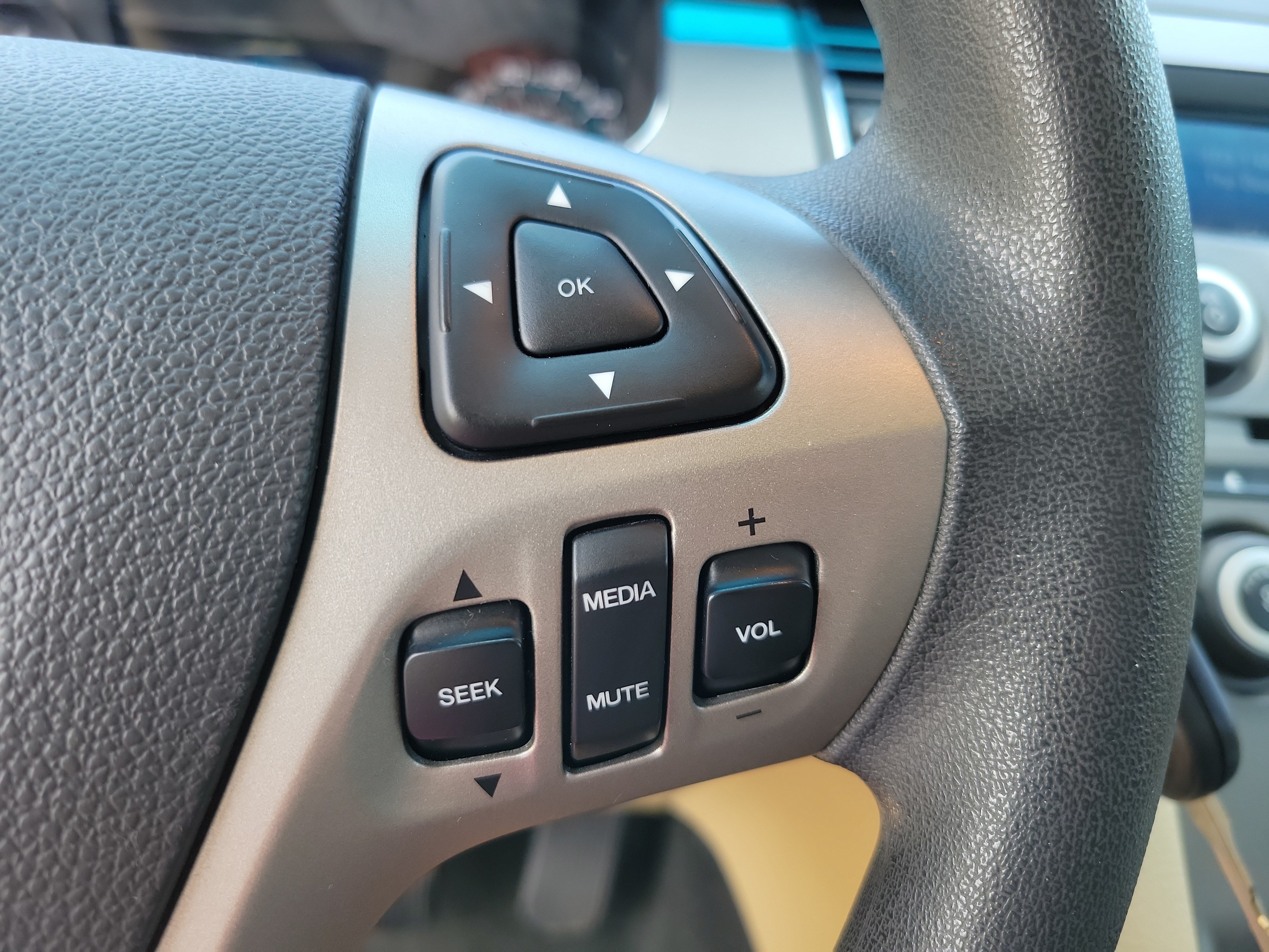 Used 2014 Ford Taurus SE FWD image 12