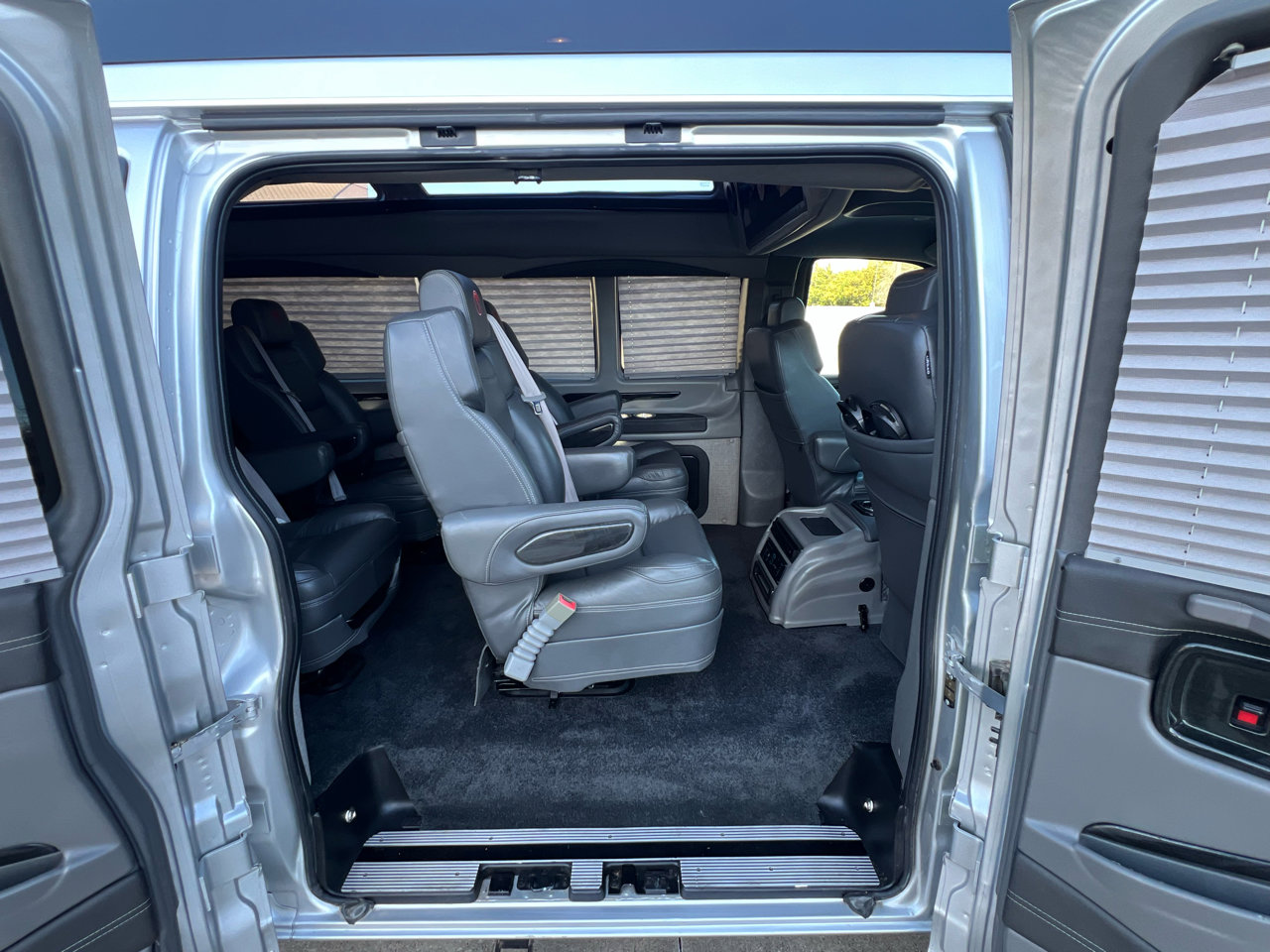 Used 2023 Chevrolet Express 2500 Extended image 39