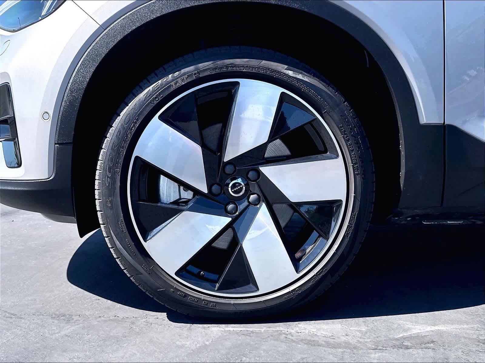 Used 2023 Volvo XC40 Recharge Ultimate AWD/4WD image 12