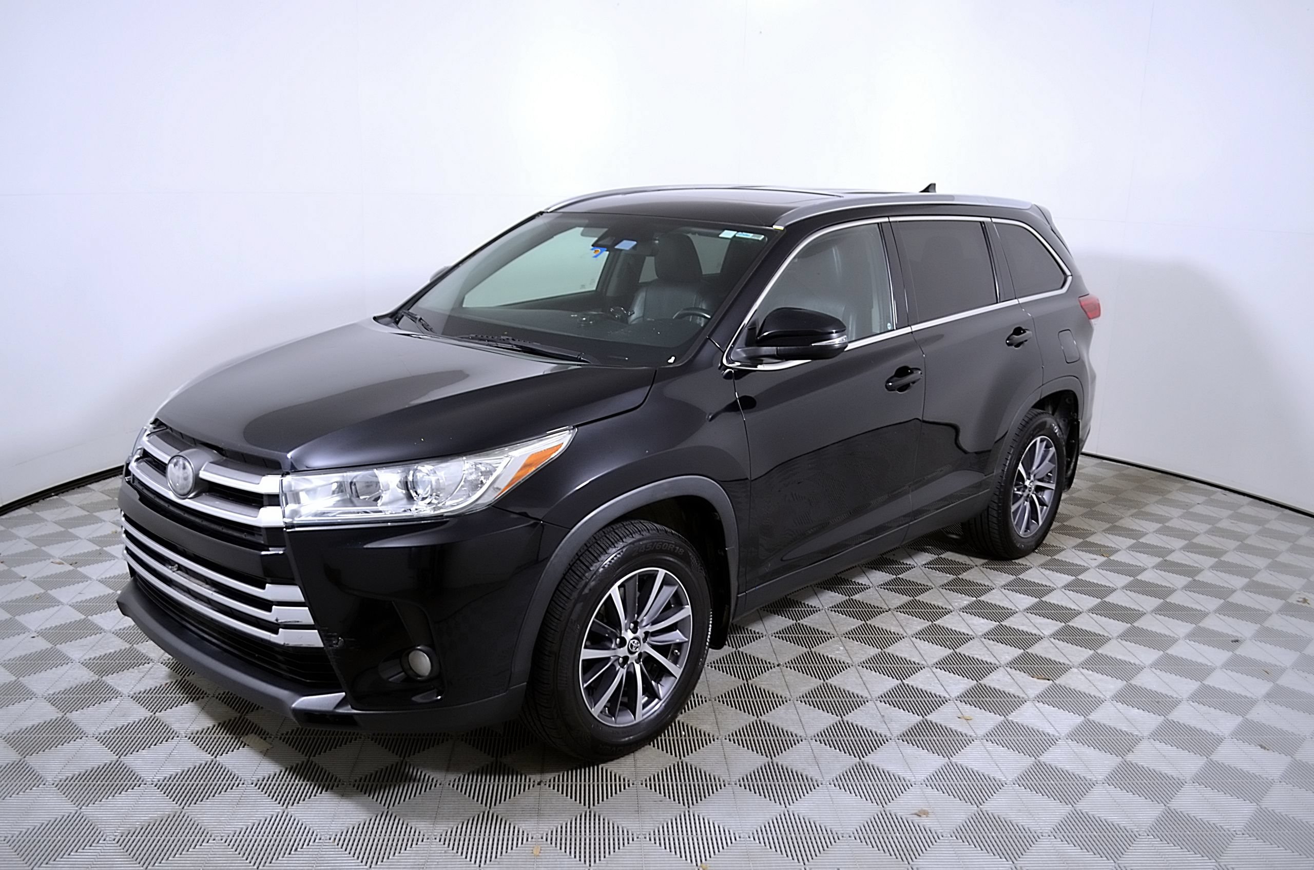 Used 2019 Toyota Highlander XLE AWD/4WD image 3