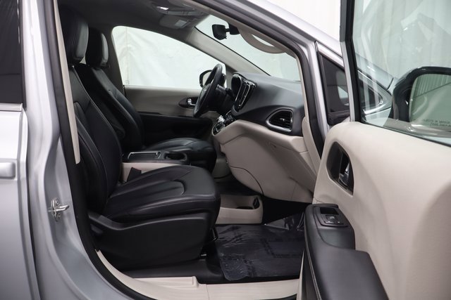 Used 2024 Chrysler Pacifica Touring-L image 15