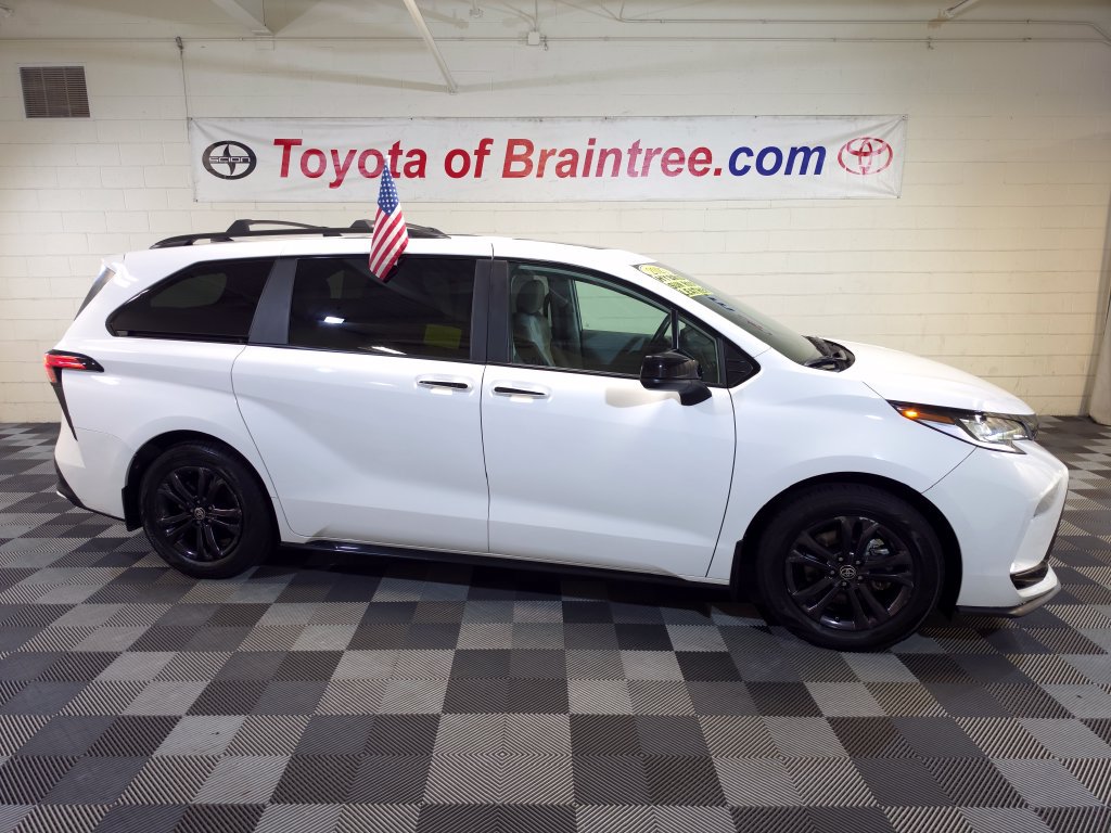 Certified 2025 Toyota Sienna XSE w/ XSE Plus Package AWD/4WD image 1