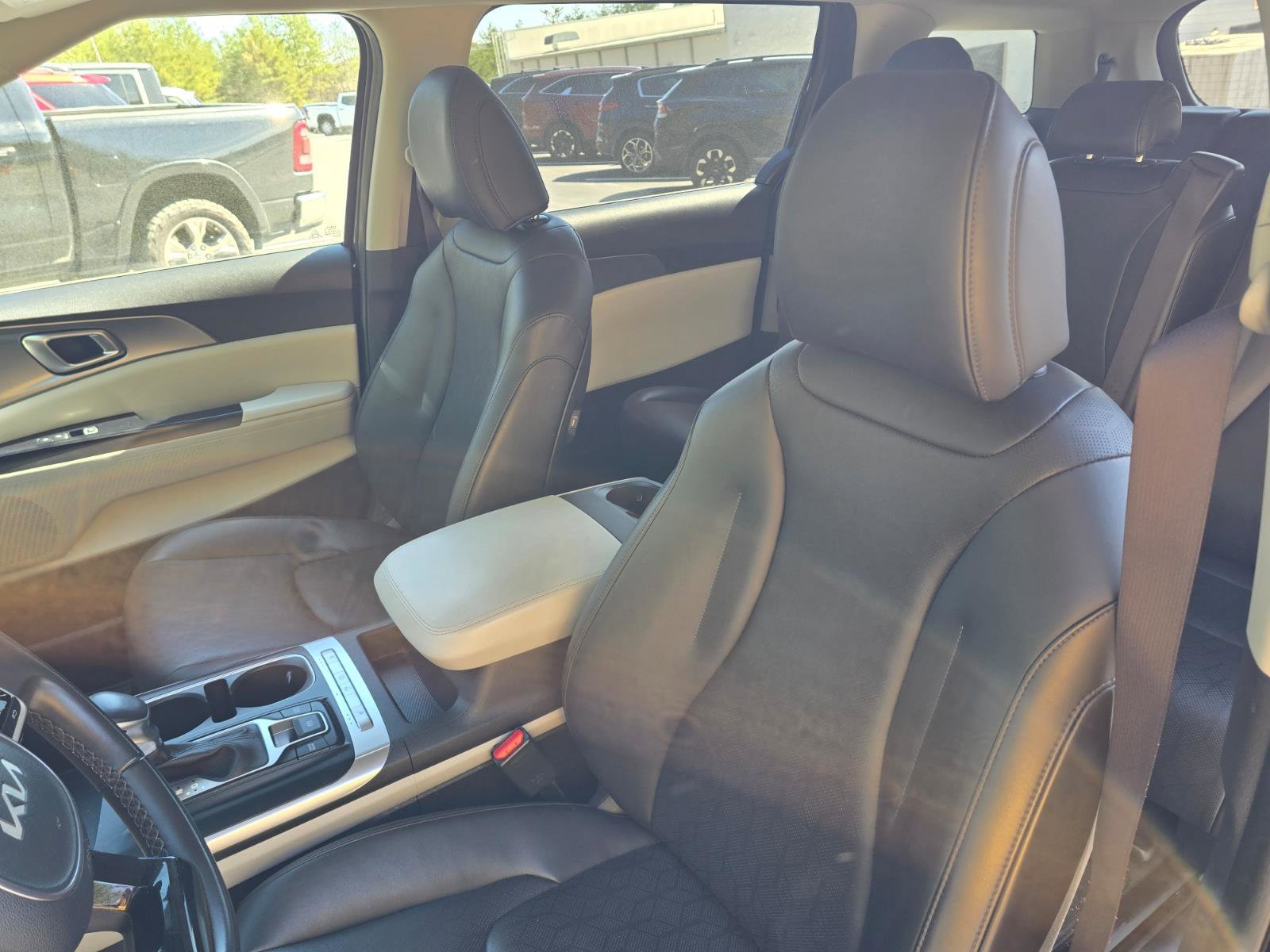 Used 2024 Kia Carnival LX image 13