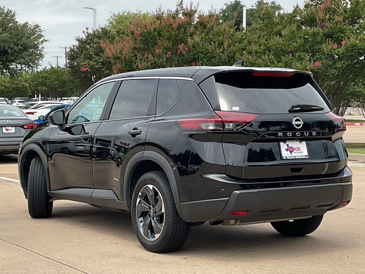 Used 2025 Nissan Rogue SV FWD image 6