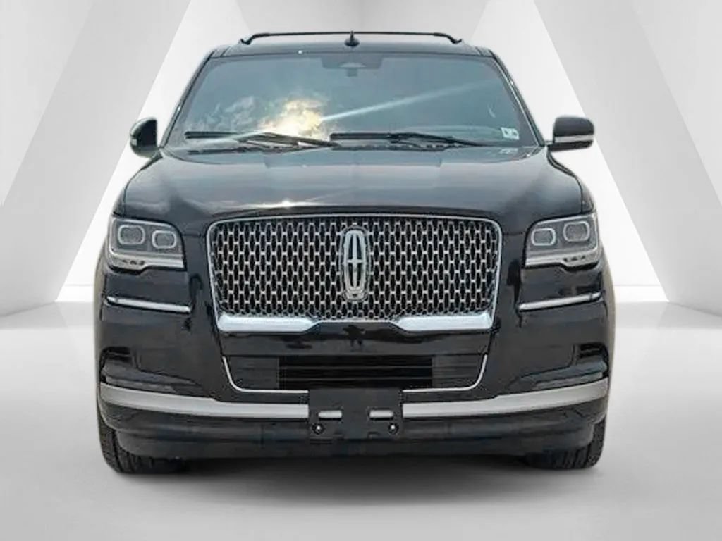 Used 2023 Lincoln Navigator L Reserve AWD/4WD image 3