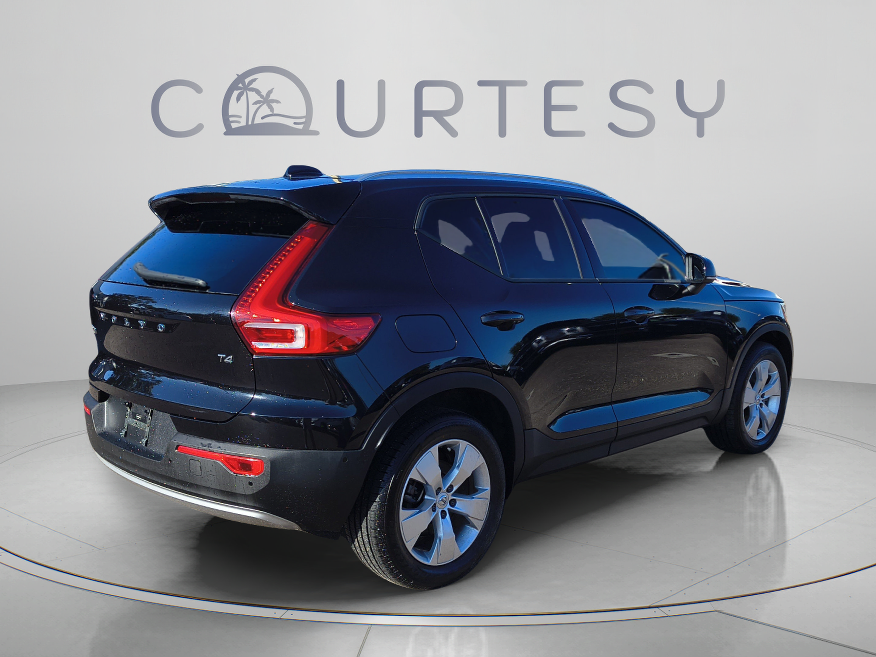 Used 2019 Volvo XC40 T4 Momentum FWD image 5