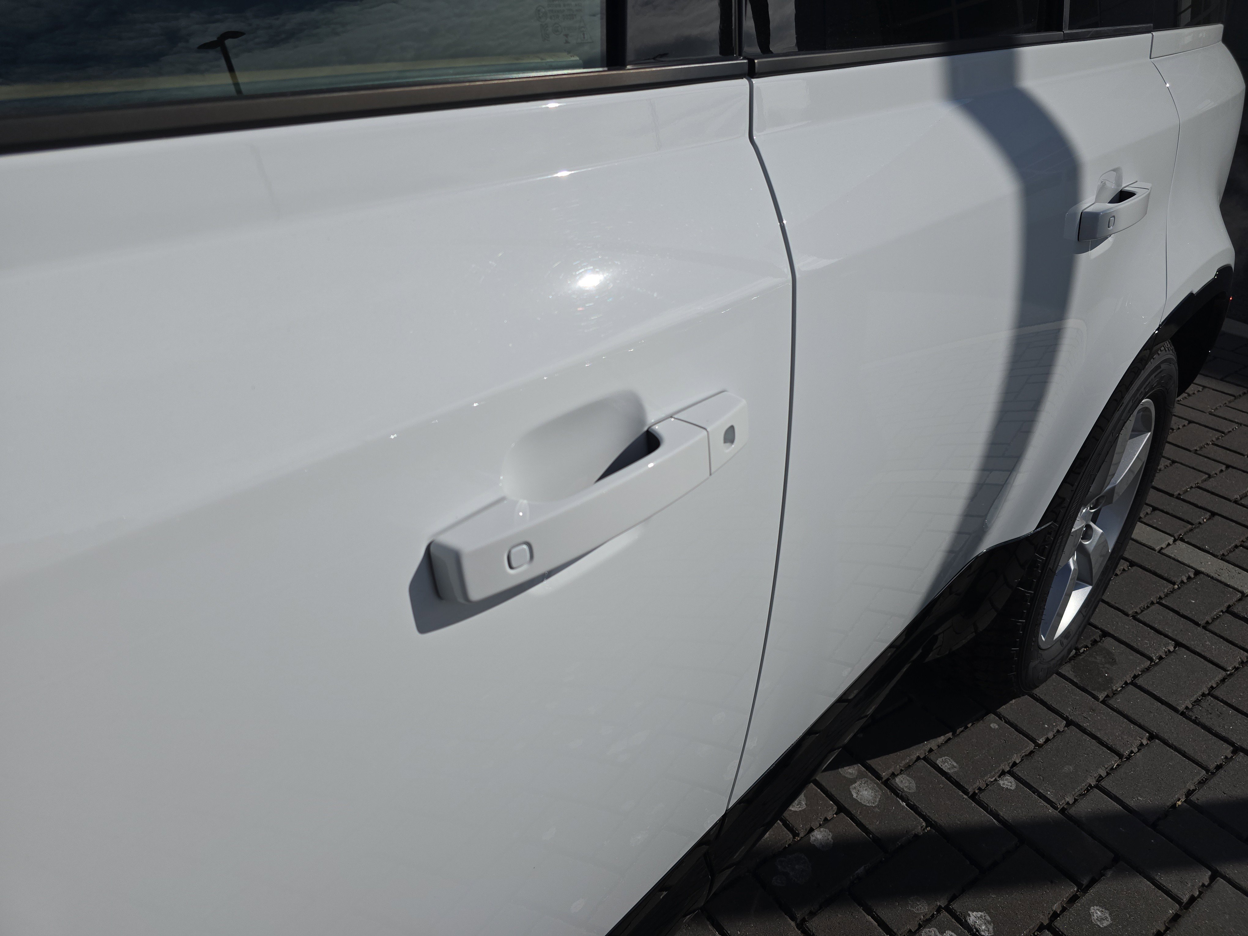 Used 2025 Land Rover Defender 110 X-Dynamic SE image 13