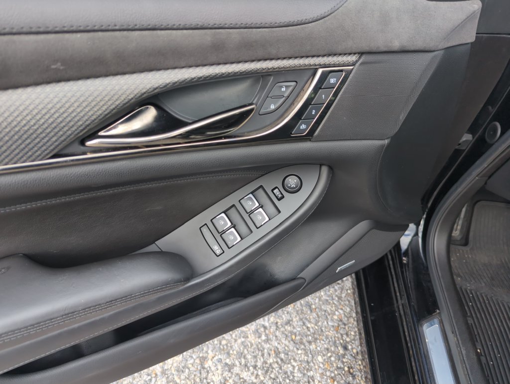 Used 2018 Cadillac CTS V w/ Luxury Package RWD image 19
