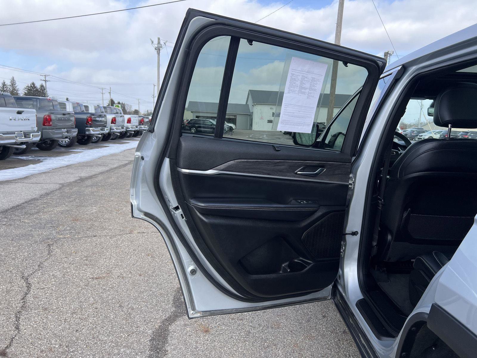 Used 2024 Jeep Grand Cherokee L Limited w/ Luxury Tech Group II image 29