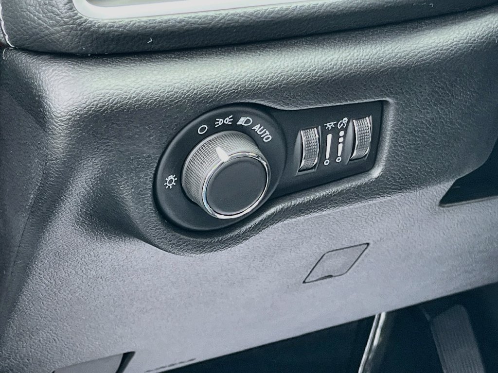 New 2027 Chrysler Pacifica Select FWD image 10