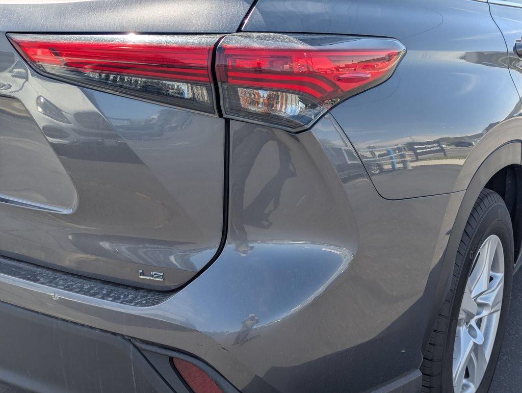 Used 2023 Toyota Highlander LE FWD image 5