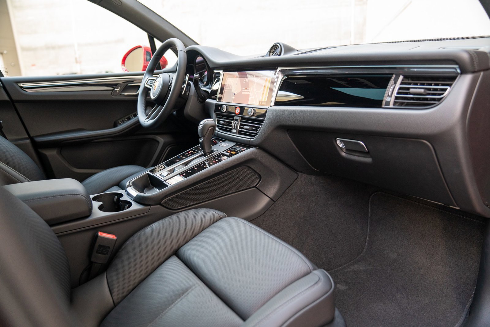 Certified 2025 Porsche Macan image 22