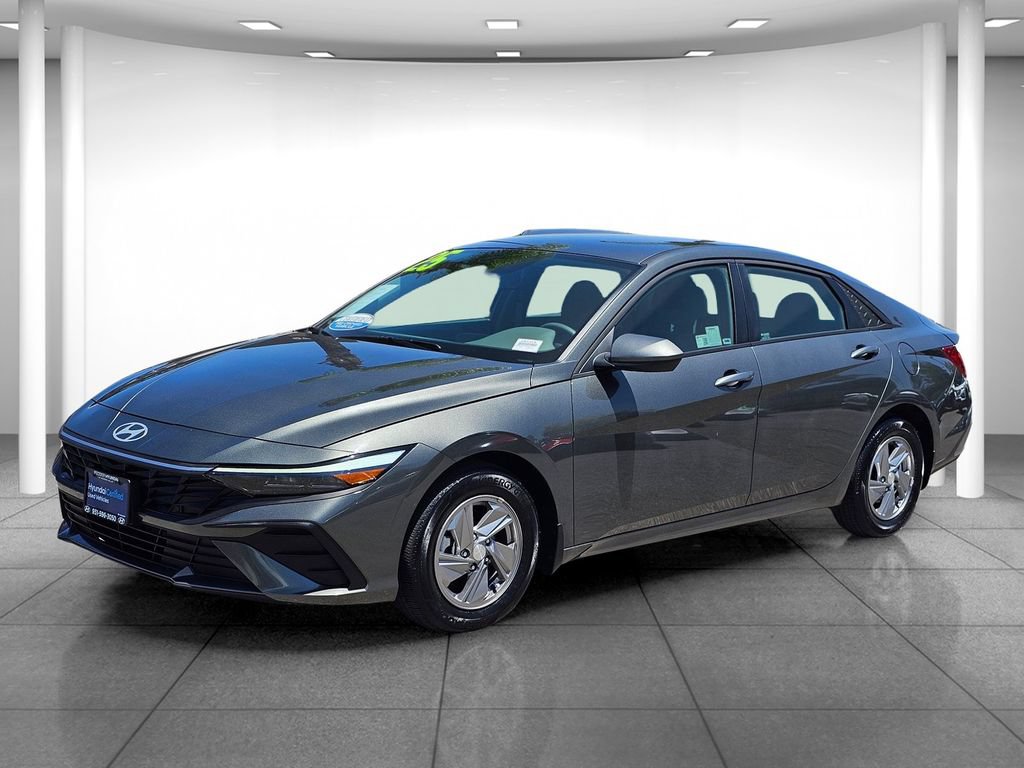 Certified 2025 Hyundai Elantra SE FWD image 3