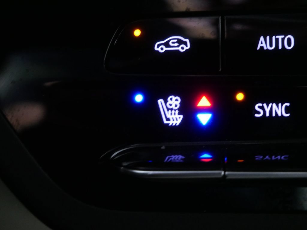 Used 2023 Buick Envision Avenir AWD/4WD image 25
