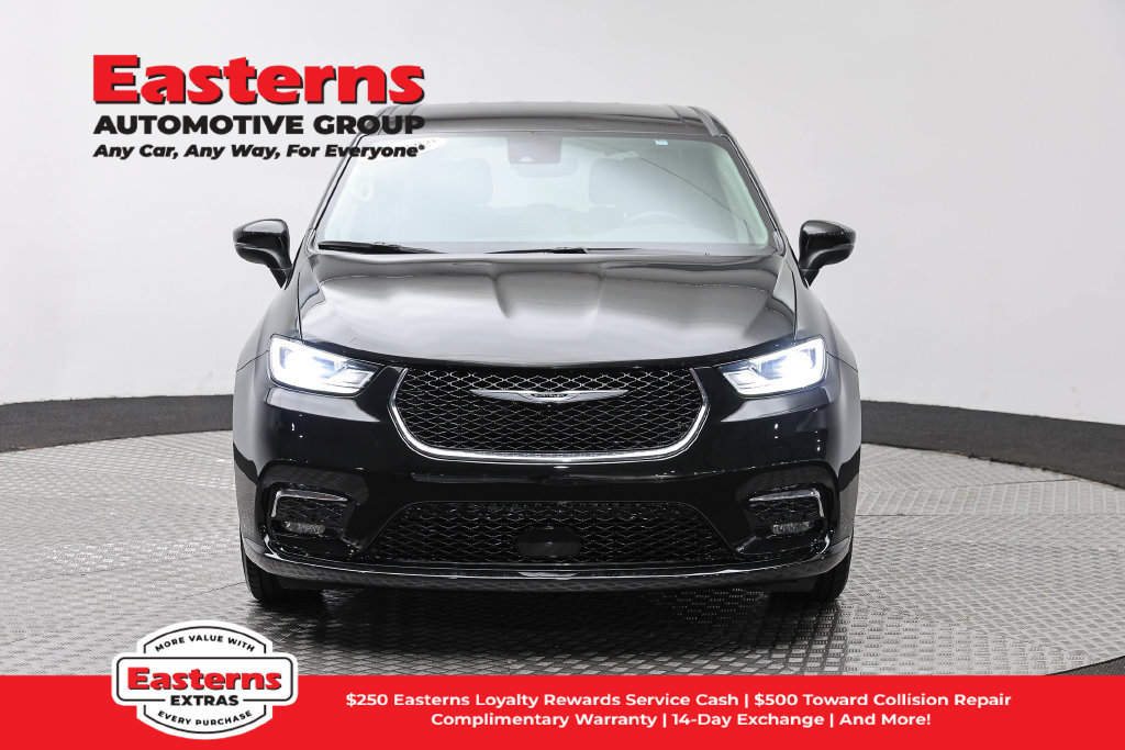 Used 2023 Chrysler Pacifica Touring-L FWD image 3